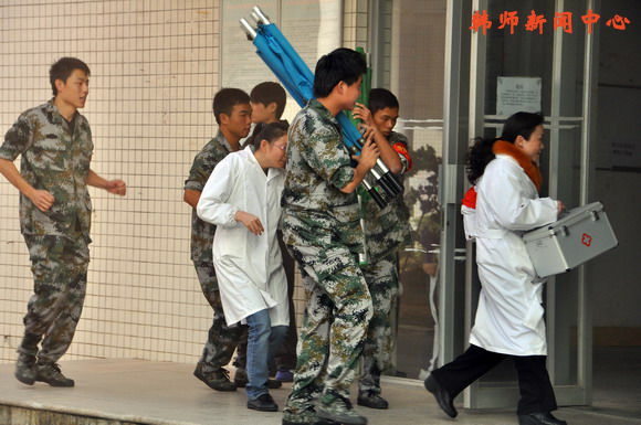 学院举行2013年度学生宿舍应急突发事件疏散演练